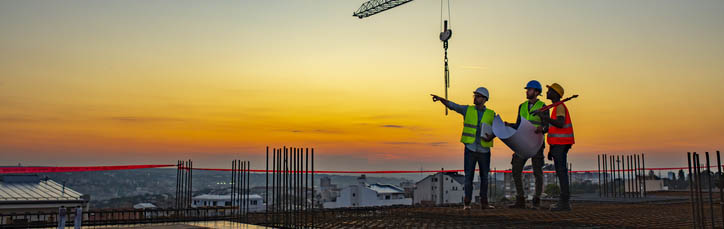 Bilde av arbeidere på hustak
