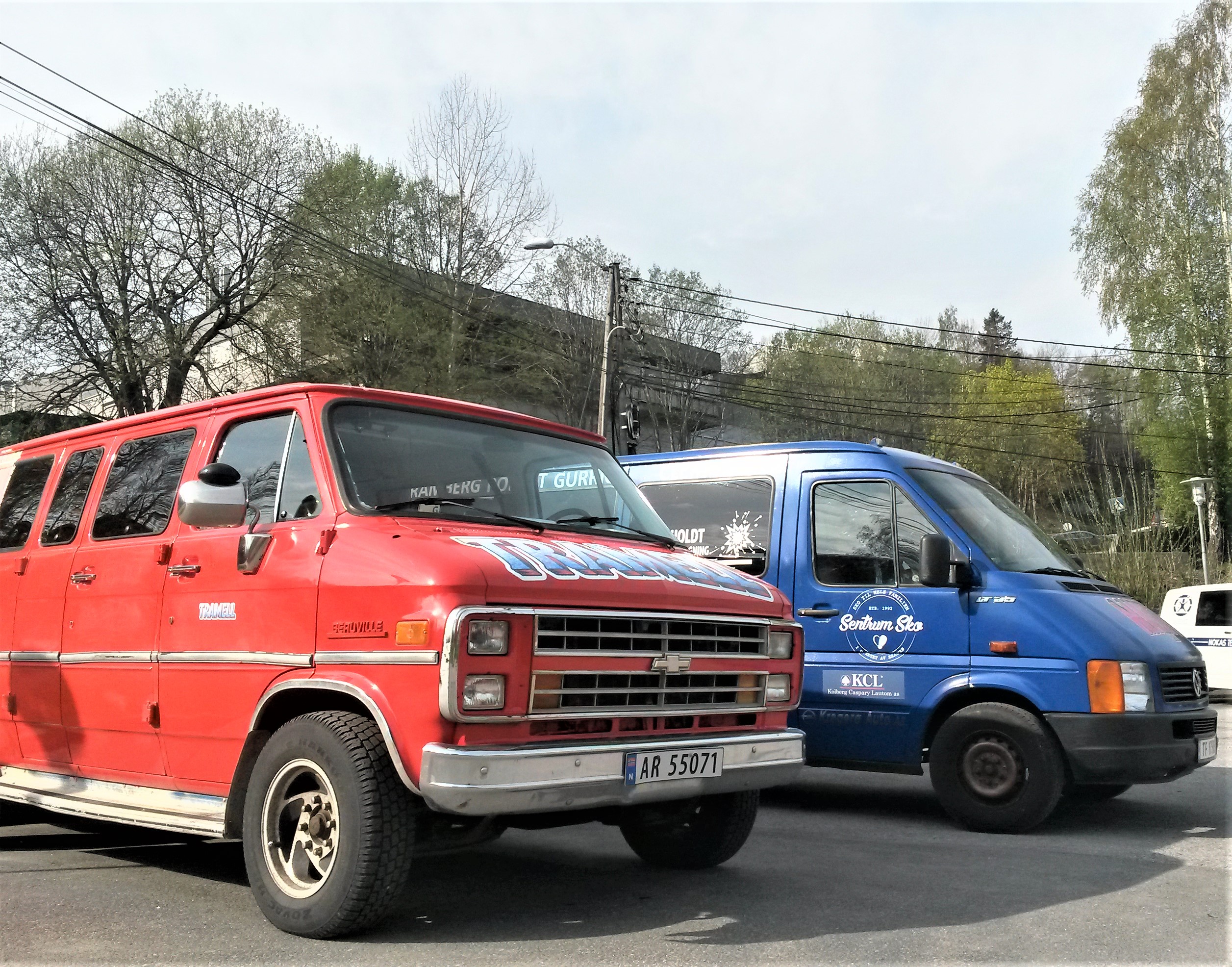 Rød og blå russebil på parkeringsplassen