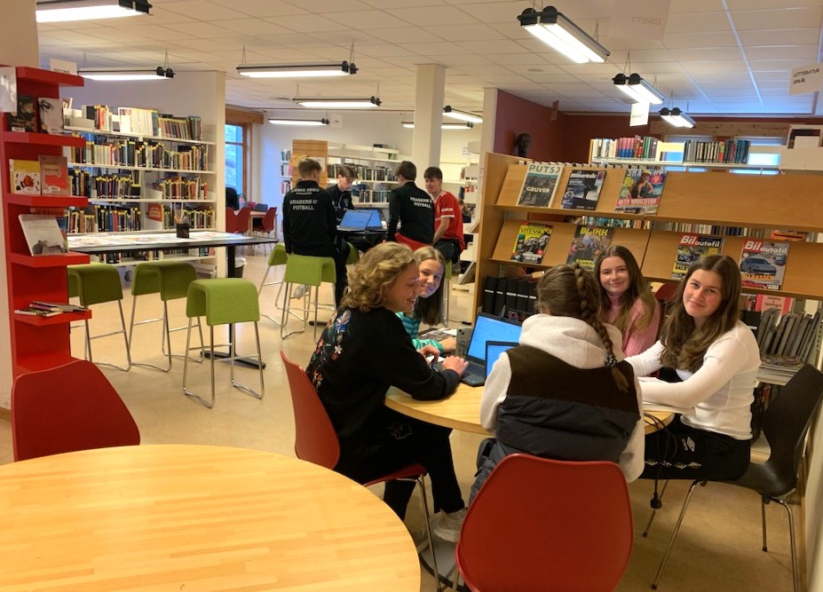 Elever på biblioteket