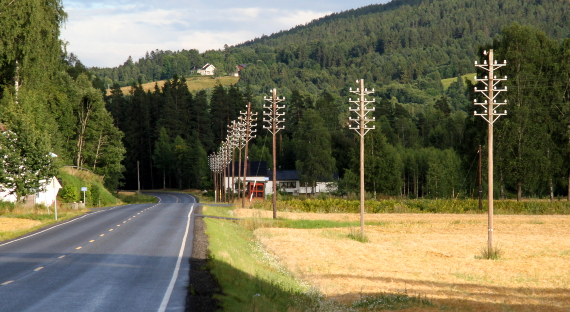 gamle telefonstolper langs vei