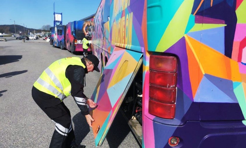 Statens vegvesen som sjekker en russebuss