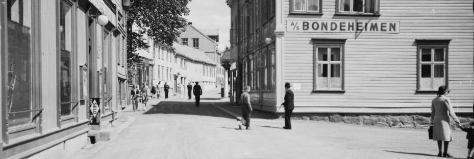 Svart-hvitt gammelt bilde fra gate i Kragerø