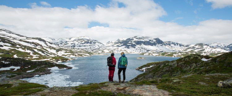 To turgåre står og beundrer fjellheimen, de er på Haukeli