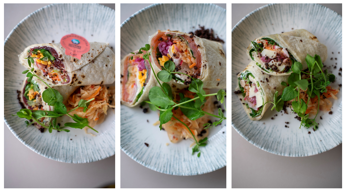 Tre tallerkner som hver har en lefse med fargerikt innhold