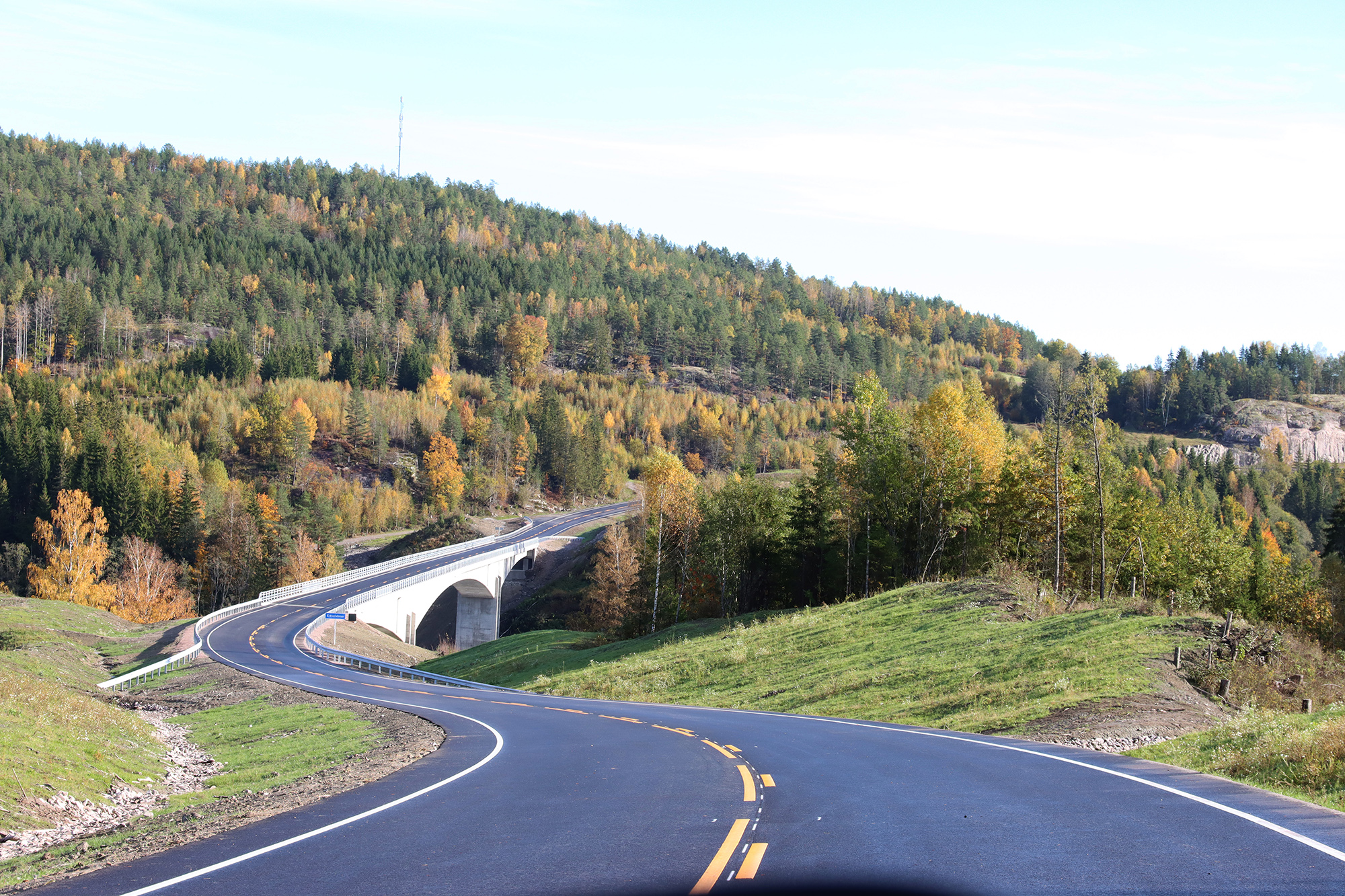 Den krysser Eidselv på den 255 lange Eidselvbrua