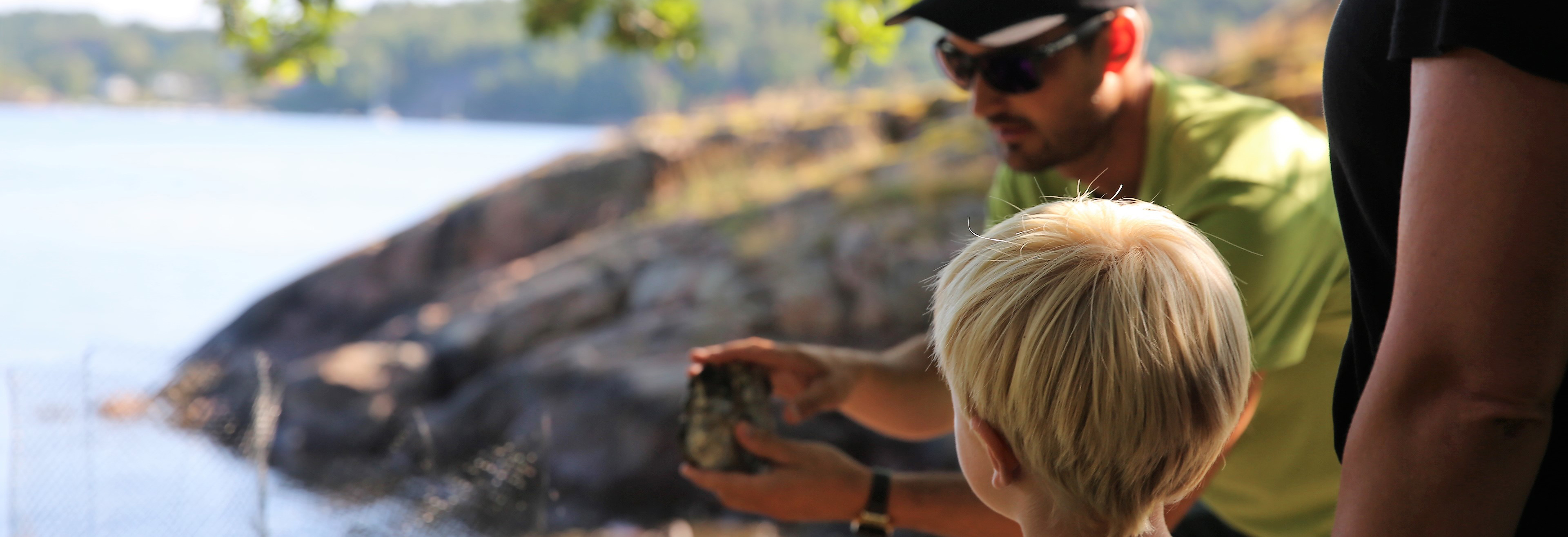Familie som kikker utover kysten