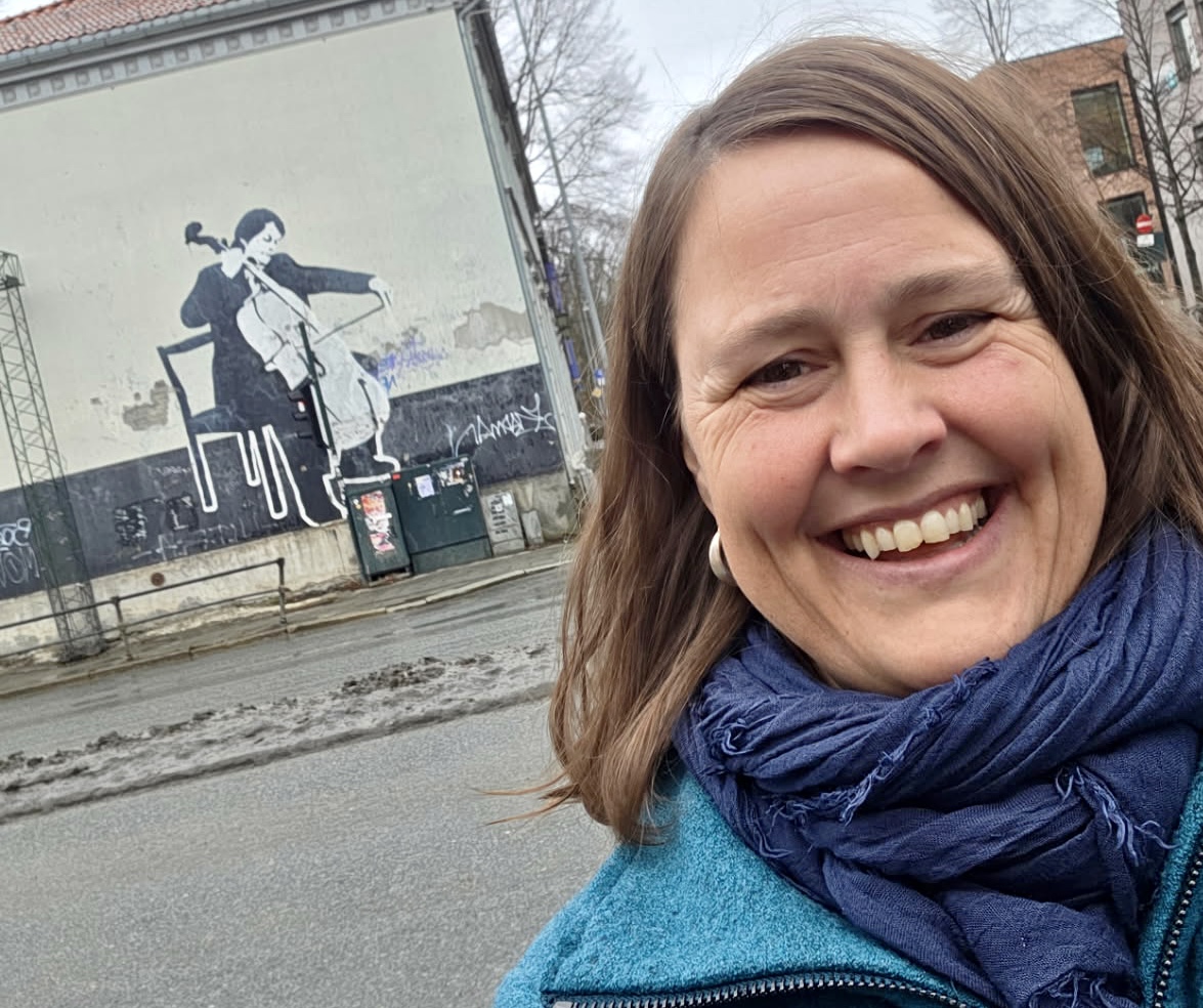 Bildet viser ei dame som står med fin utsikt. Det er fylkeskultursjef Maja Foss Five.