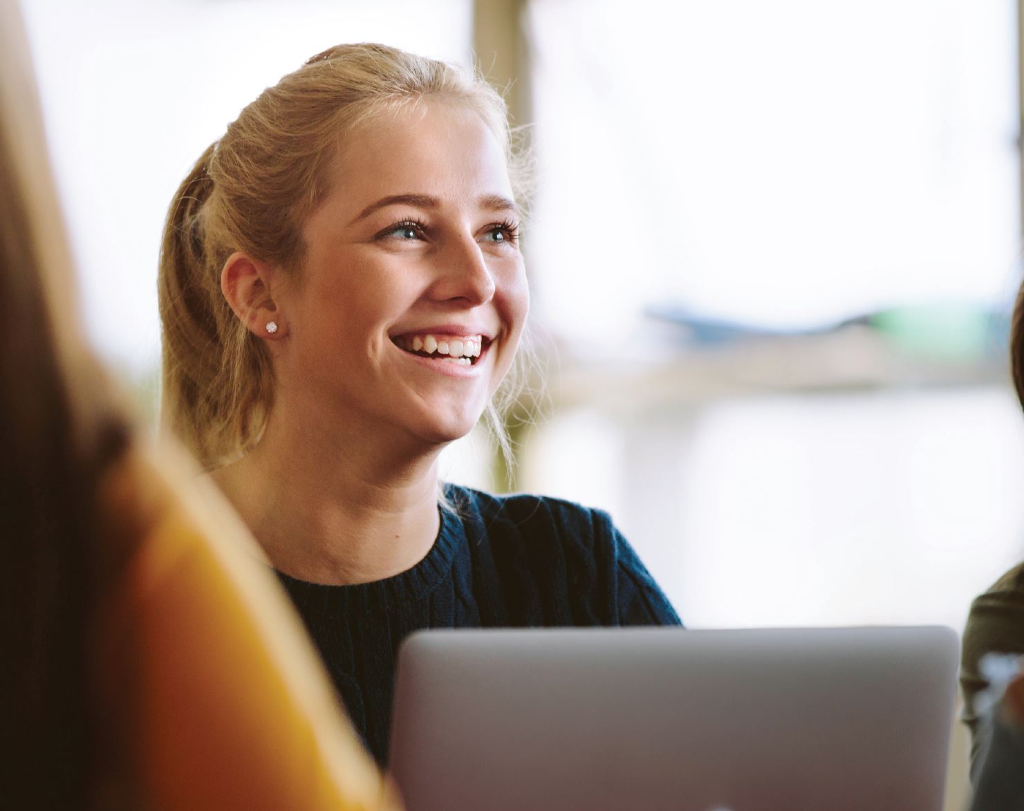 En jente som sitter med en PC