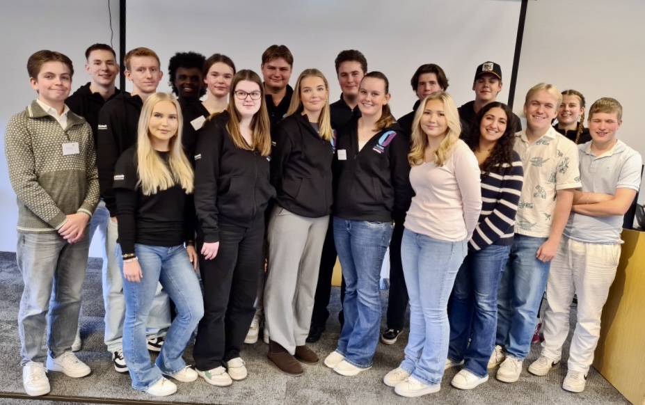 Mange ungdommer står samlet på et podium, De er deltakere i ungdomstinget i Telemark