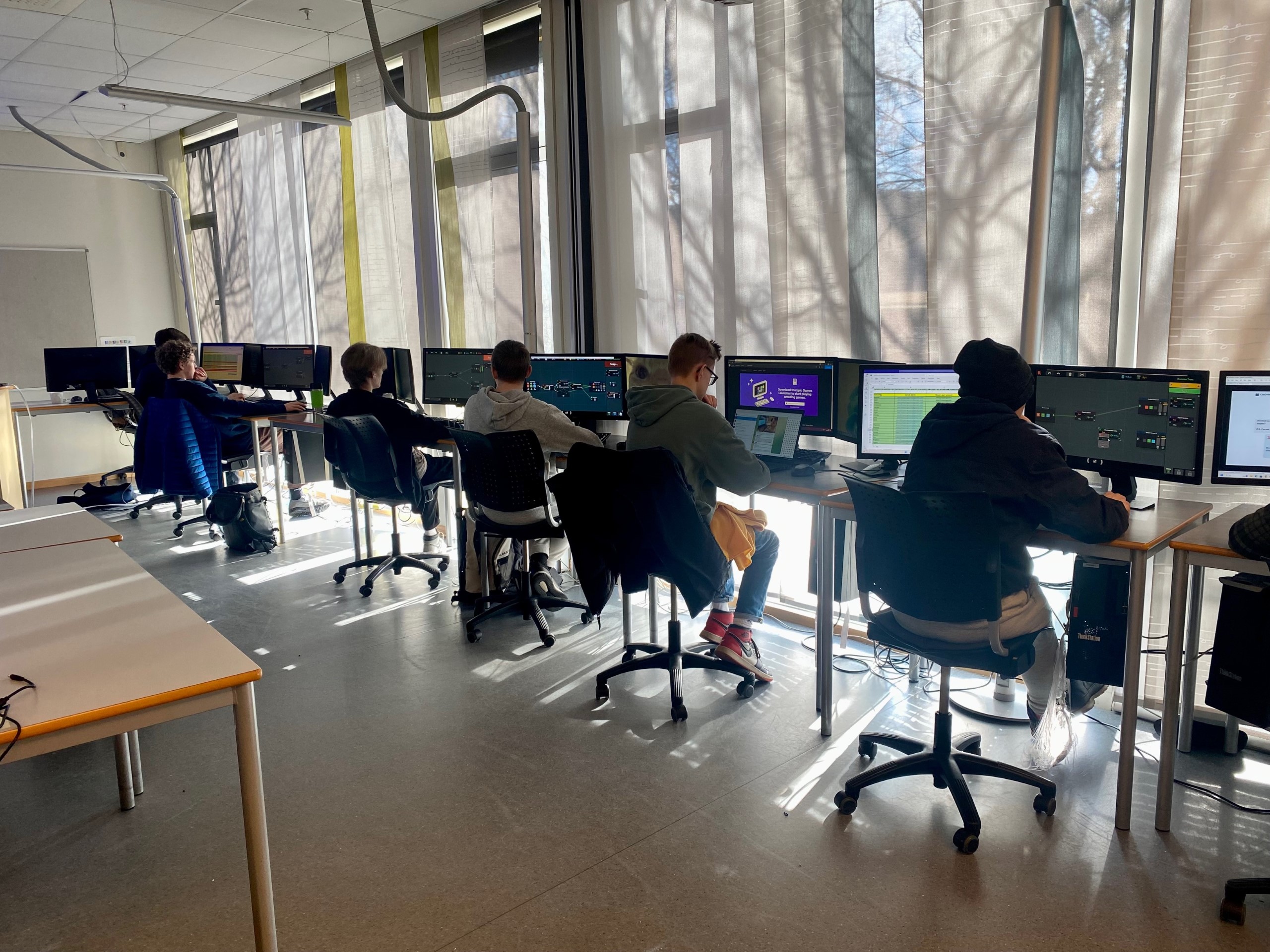 IM elever som sitter ved hver sin pc og spiller.