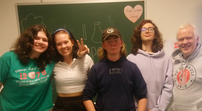 IT-elevar frå Skien vgs med lærar på informasjonsbesøk hos Bø ungdomsskule