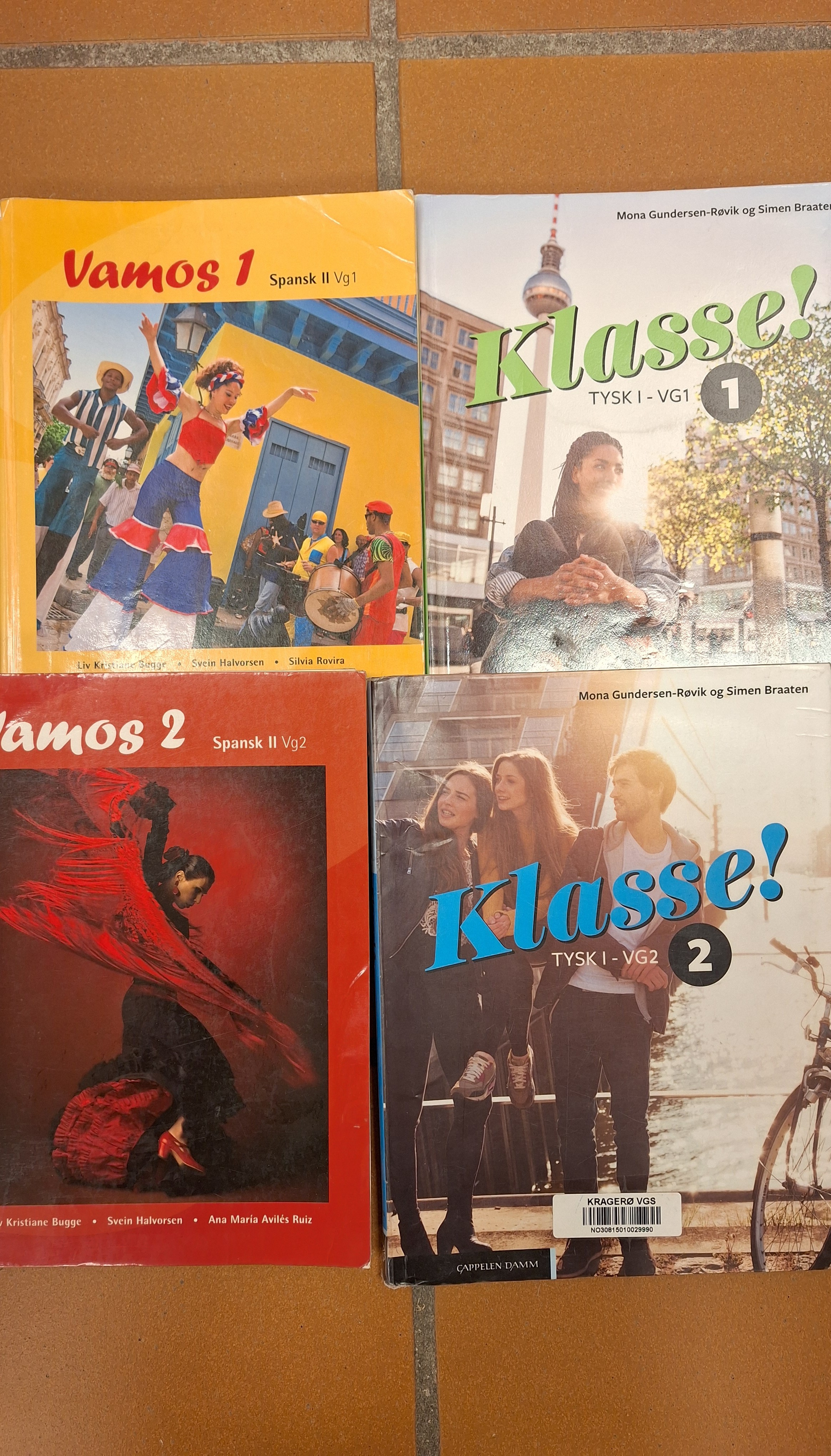 Elever har eksamen i klasserom.