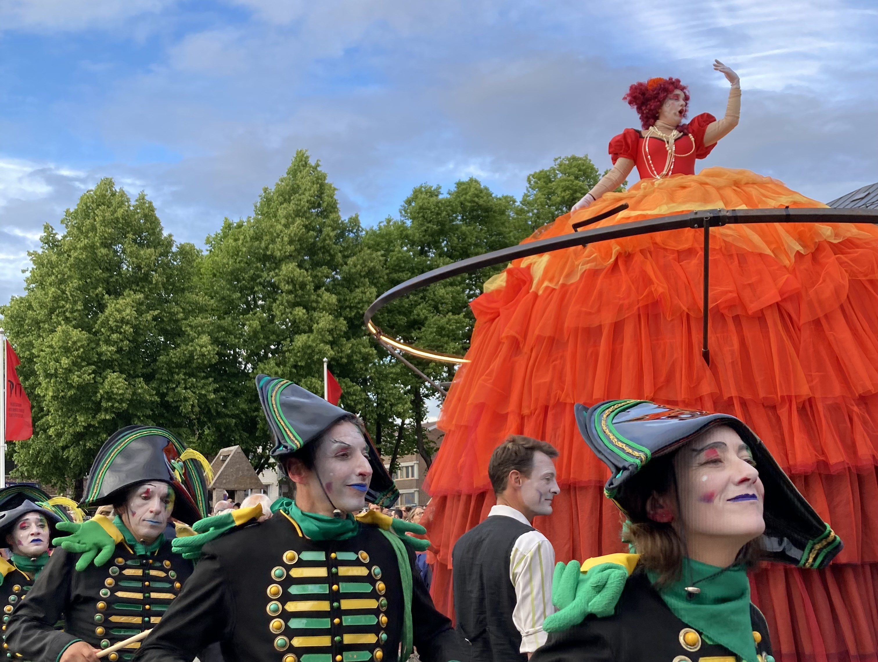 Bildet viser fargerike teaterfolk, og er et illustrasjonebilde for sak om regionale kulturfond.