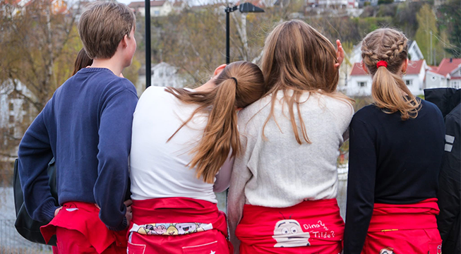 Russ som står i en ring med ryggen til.