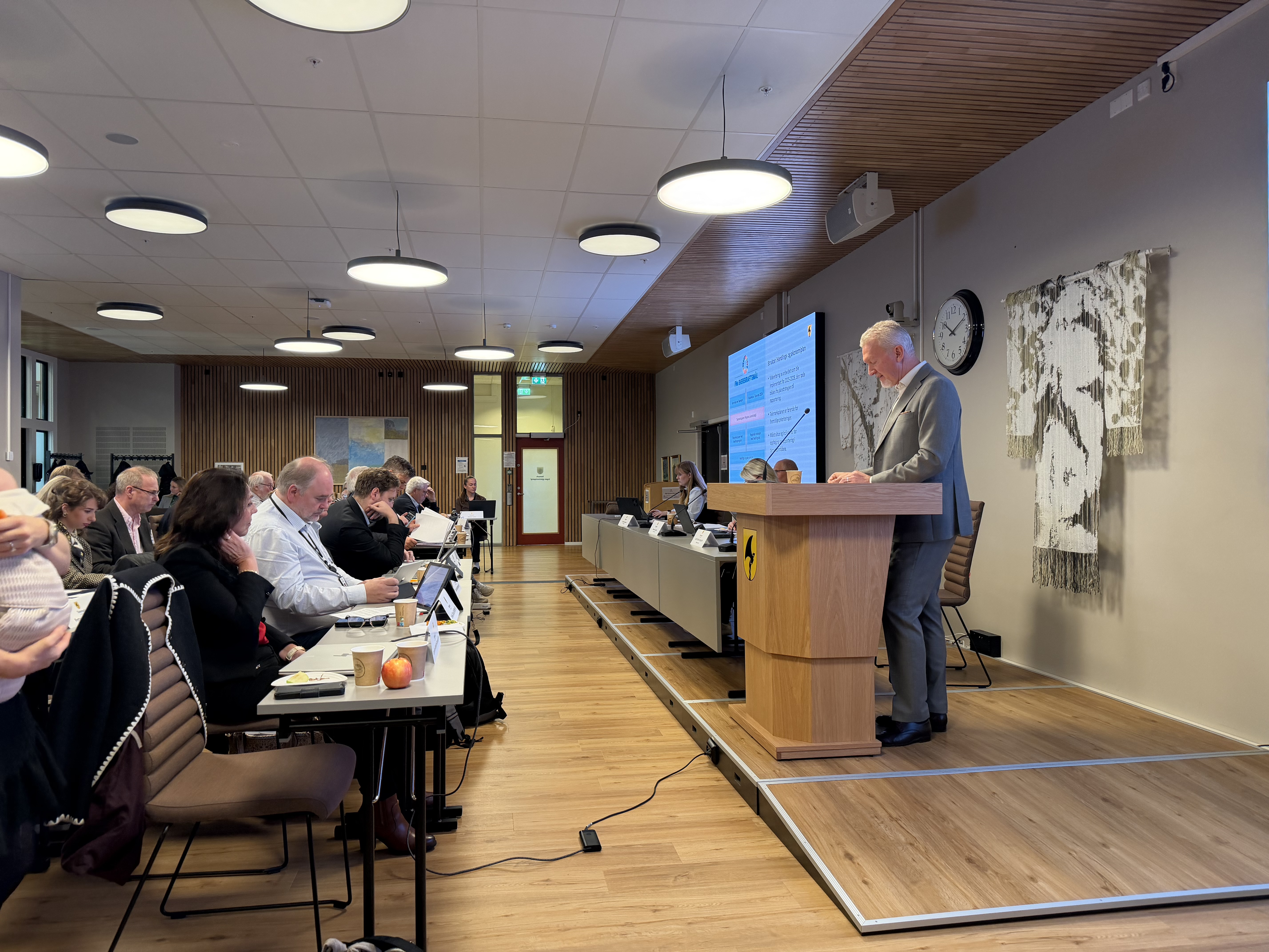 Bilde av sal med politikere