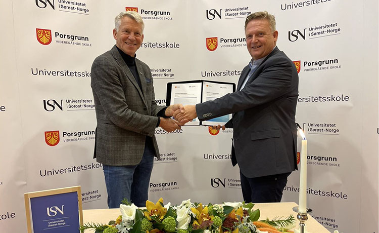 Signering og håndtrykk av avtale om universitetsskole