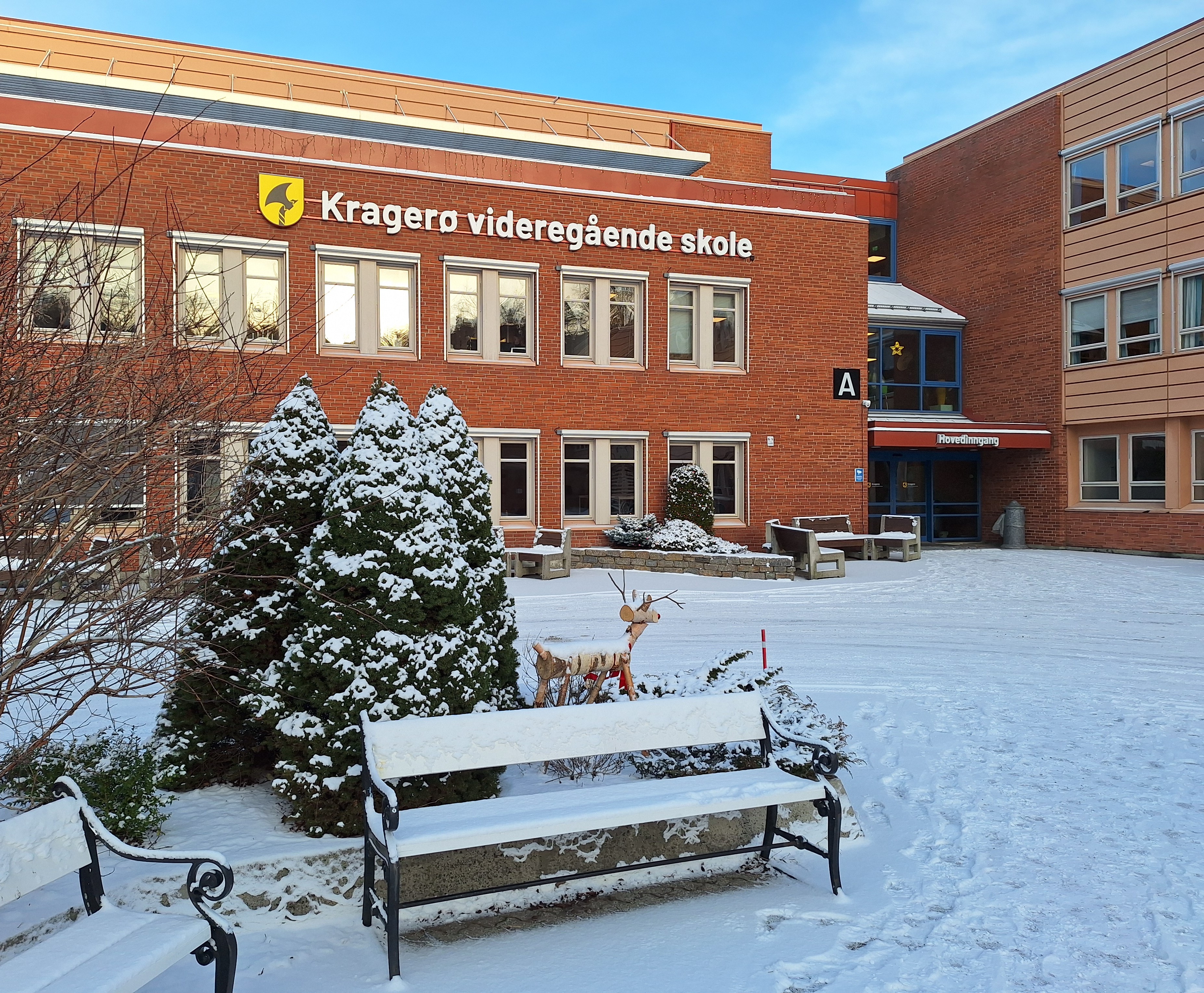 Skolegården foran hovedinngangen, med snø.