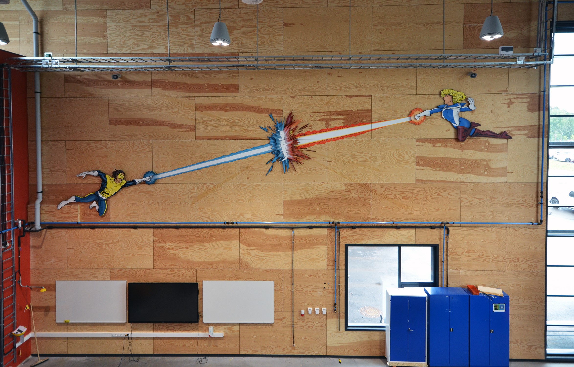 Kunst på vegg i verkstedhallen Bamble vgs