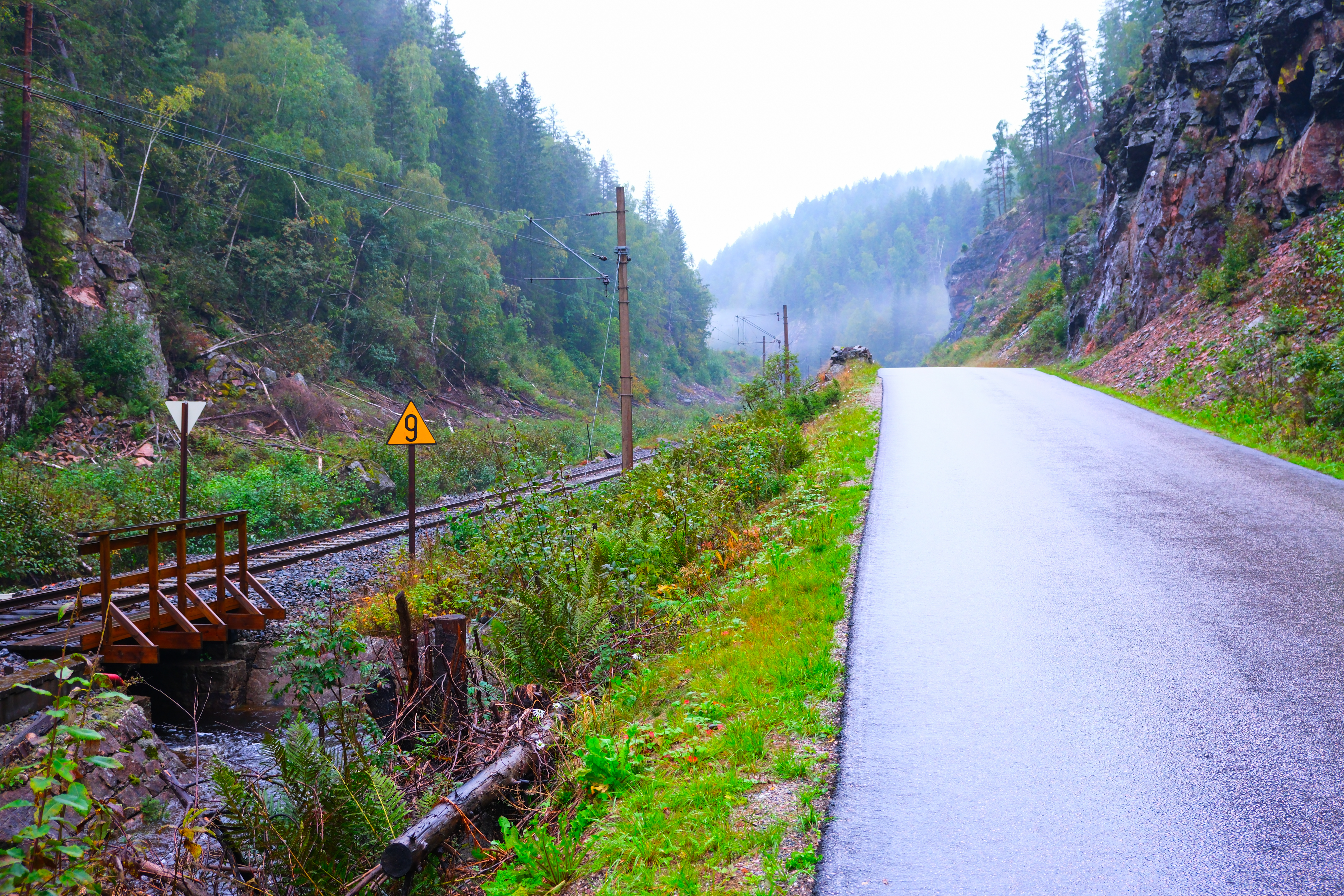 Valebøvegen til høyre i bildet, jernbanelinje til venstre