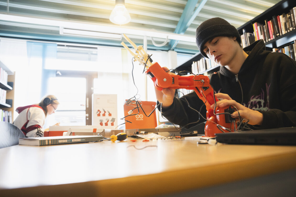 Elev som jobber med programmering