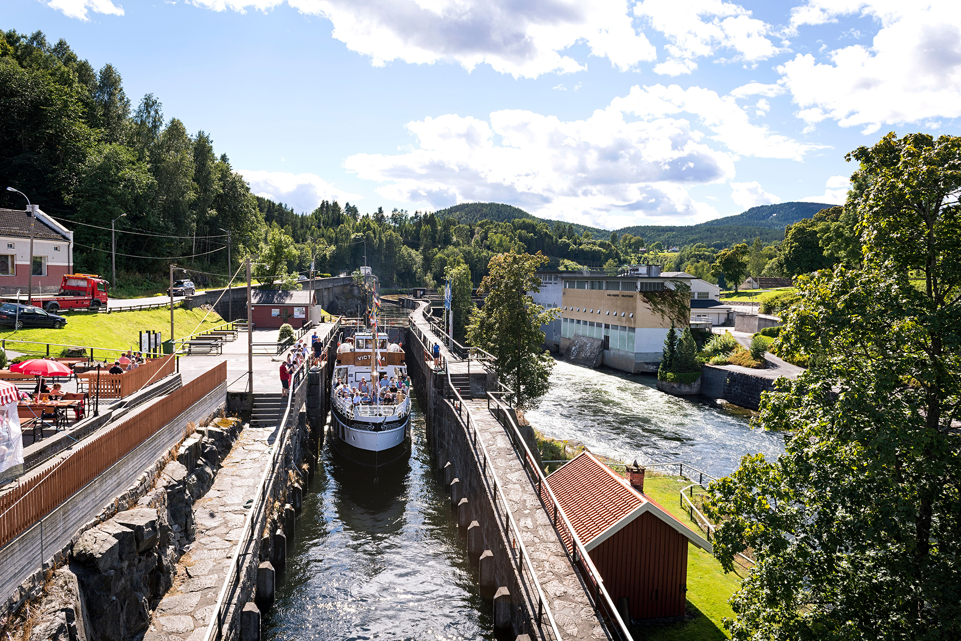 oversikt over kanalbåt i slusekammer på Ulefos