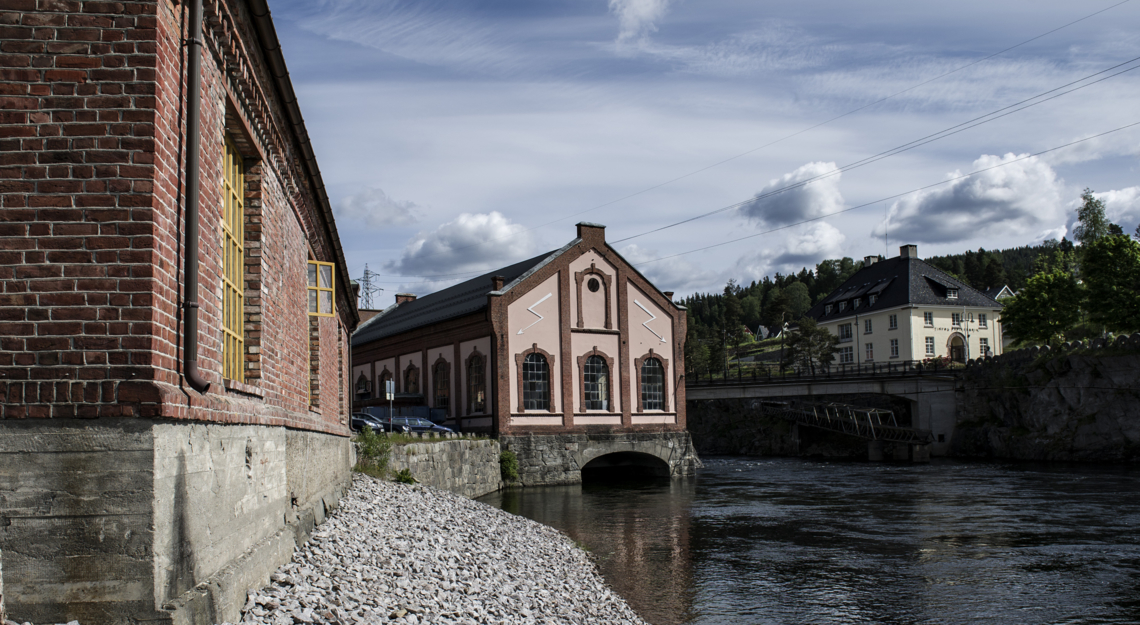 teglsteinsbygninger ved elv