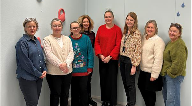 Kvinner som står foran en klatrevegg