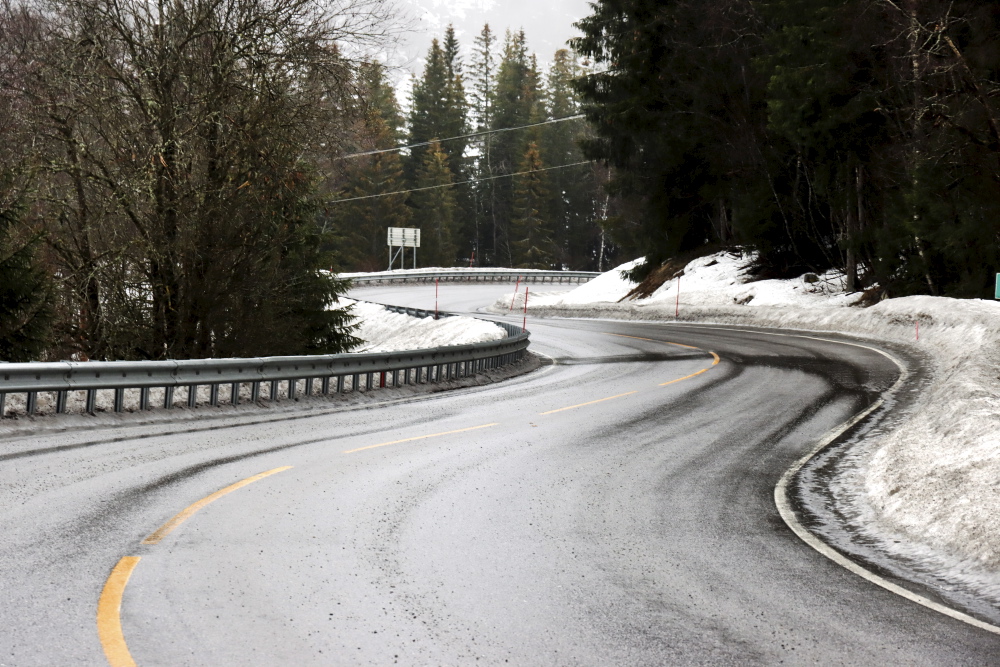 Vei som slynger seg fra senter av bildet, inn i kurve mot høyre, før den svinger mot venstre og ut av bildet mot høyre.