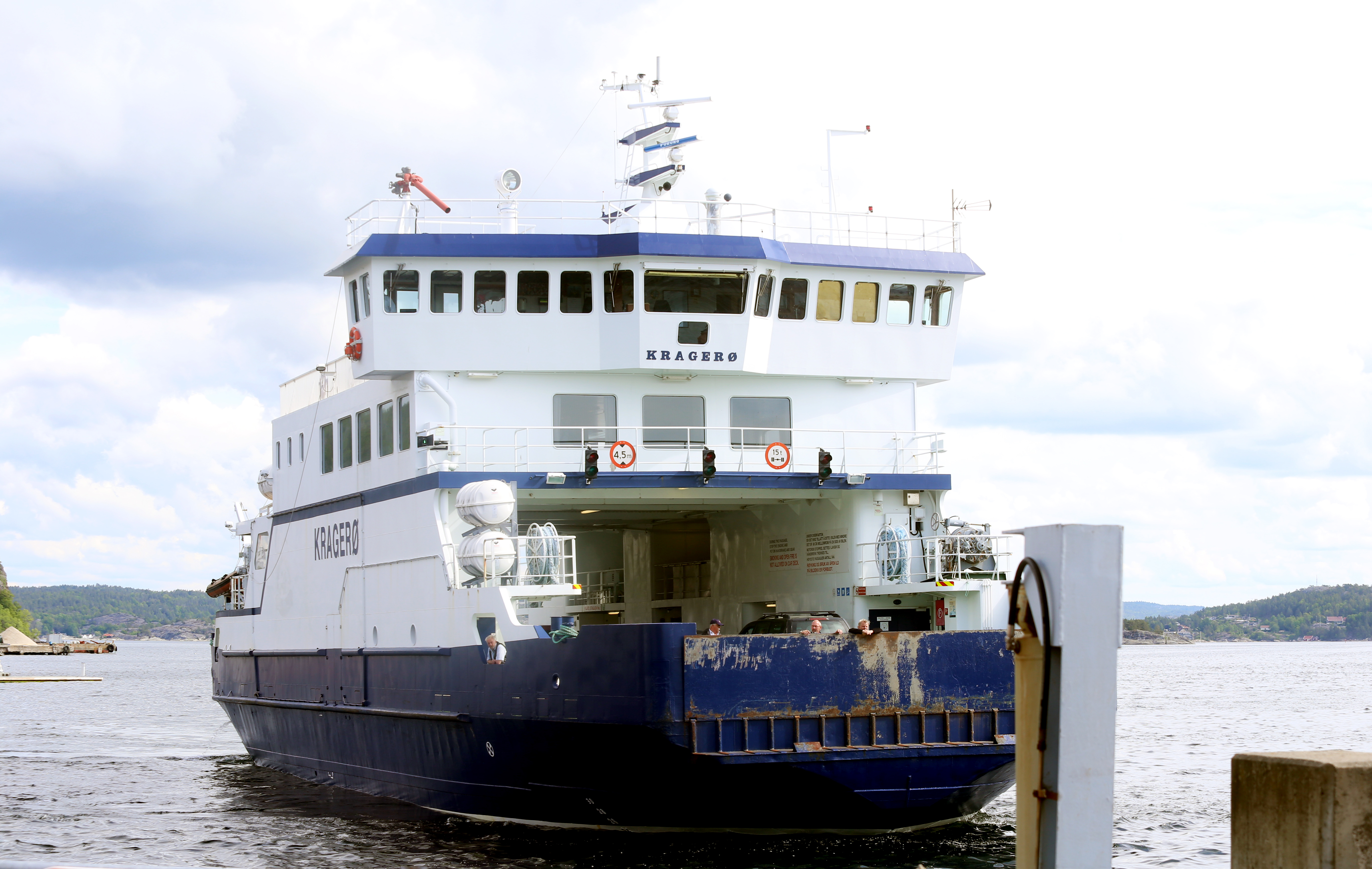 Ferja Kragerø midt i bildet på vei til å legge til ved ferjekai på høyre side