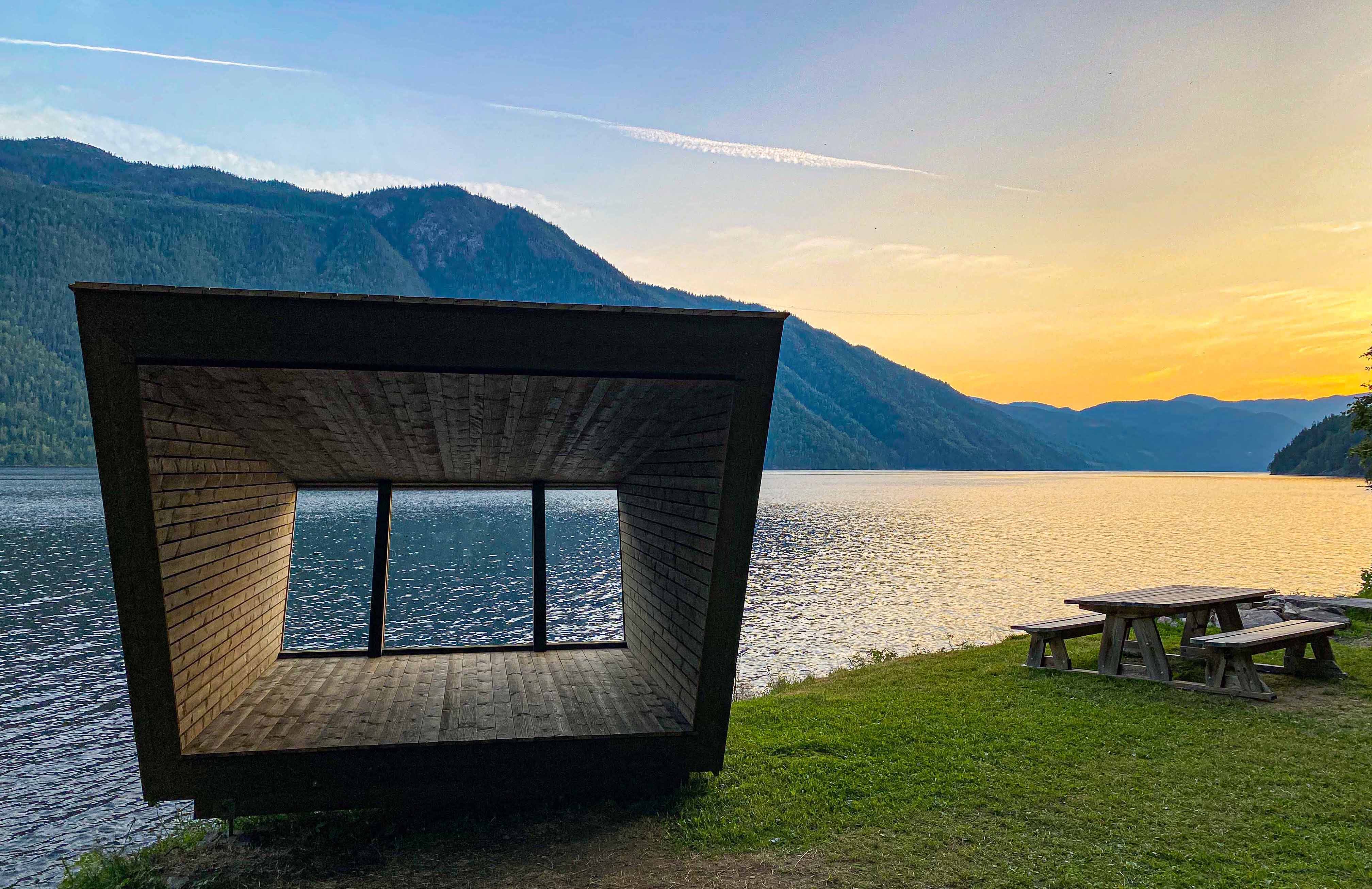 Bilde av padlehuk i solnedgang