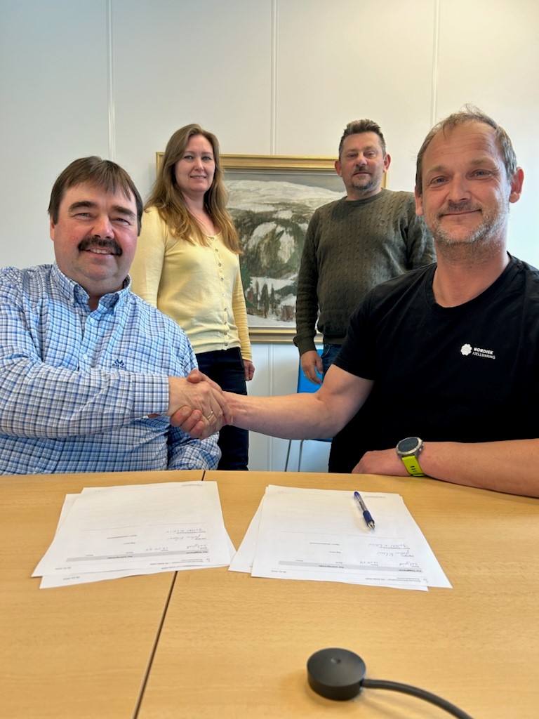 Bilete av signeringa av entreprenør for utbetring av Eidsborgkleivane