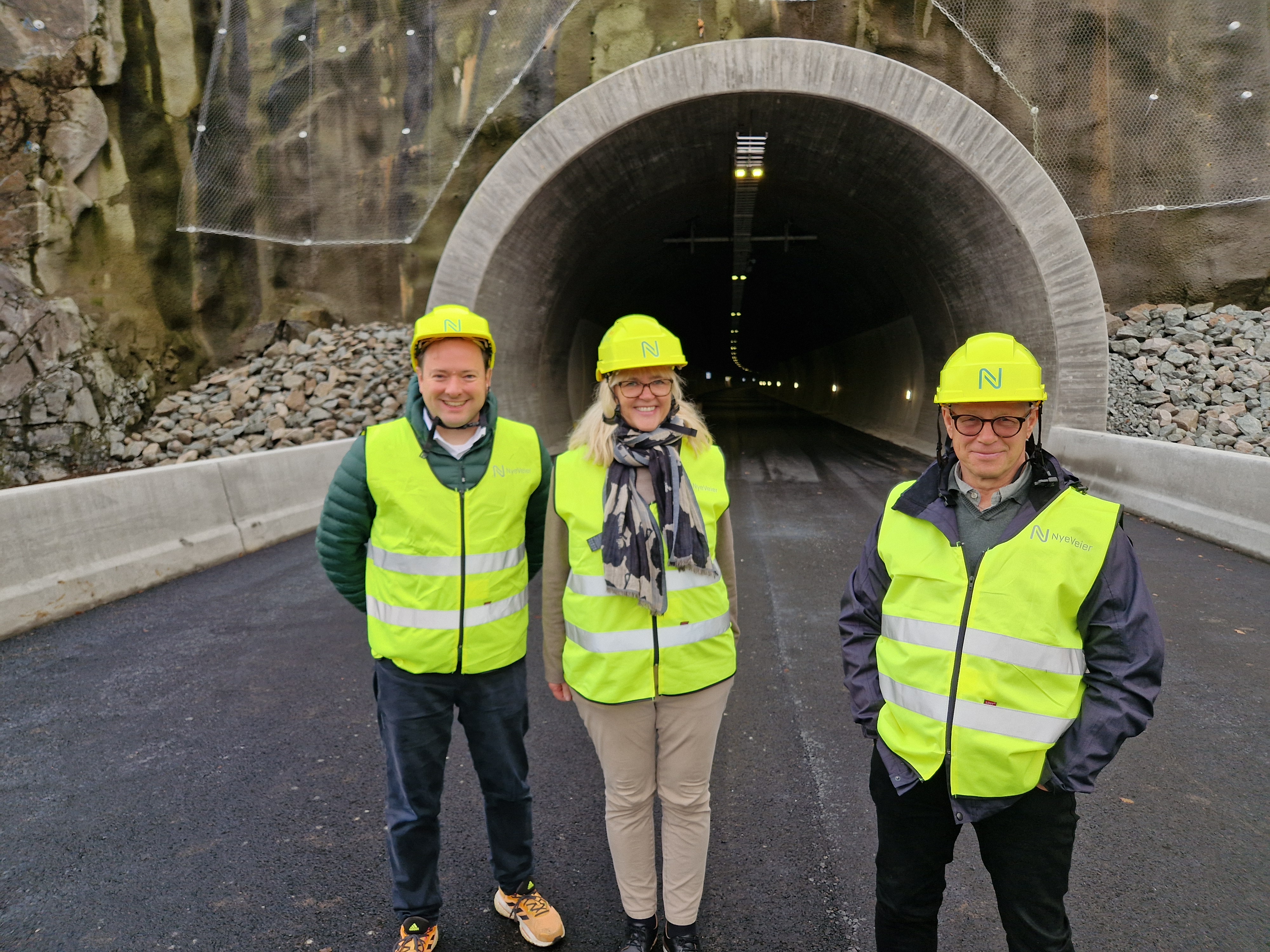 Bilde av Johannes Rindal, Anne-Nora Oma Dahle og Petter Ellefsen på befaring på ny E39 forbi Lyngdal, som åpner sommeren 2025.