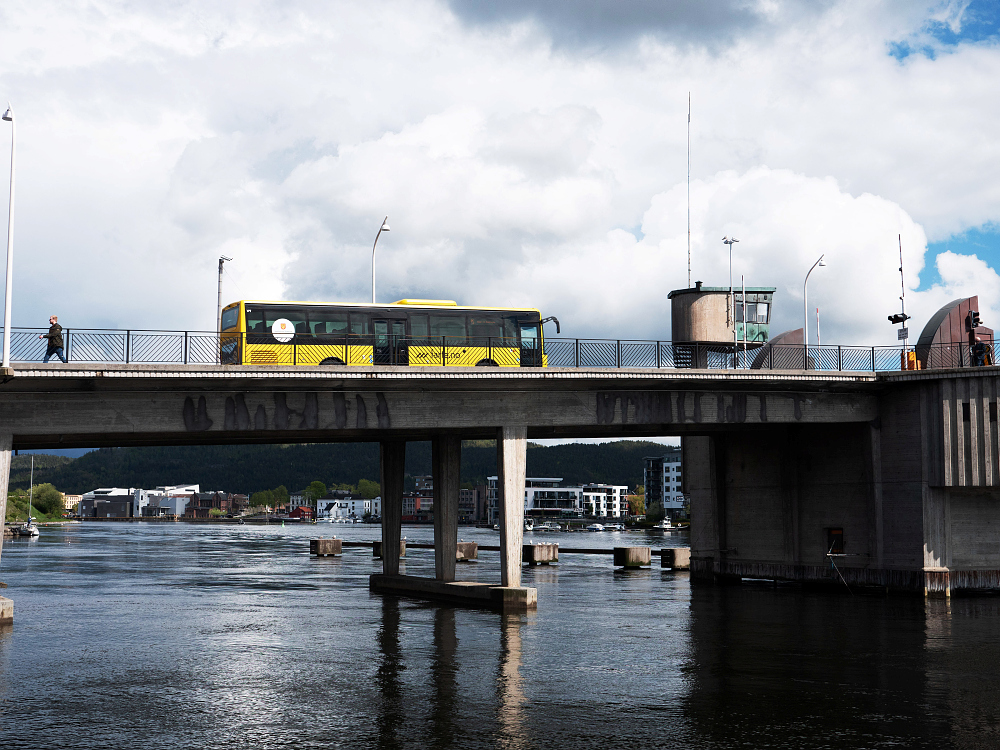 Buss oppå Porsgrunnsbrua.
