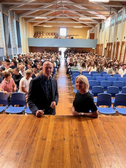 Fylkessjef Helge Galdal og rektor Anlaug Aase i Festsalen