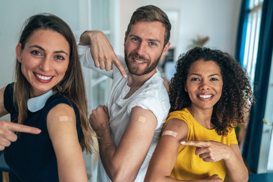 Folk med plaster på armen