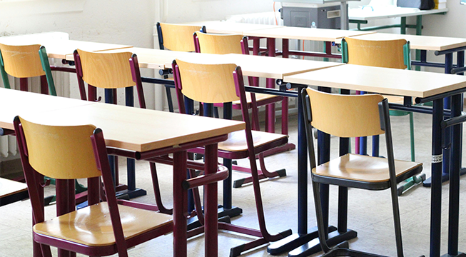 Pulter og stoler i et klasseom