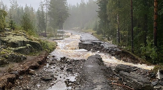 Vei ved Bolkesjø som har slidd ut på grunn av flommen.
