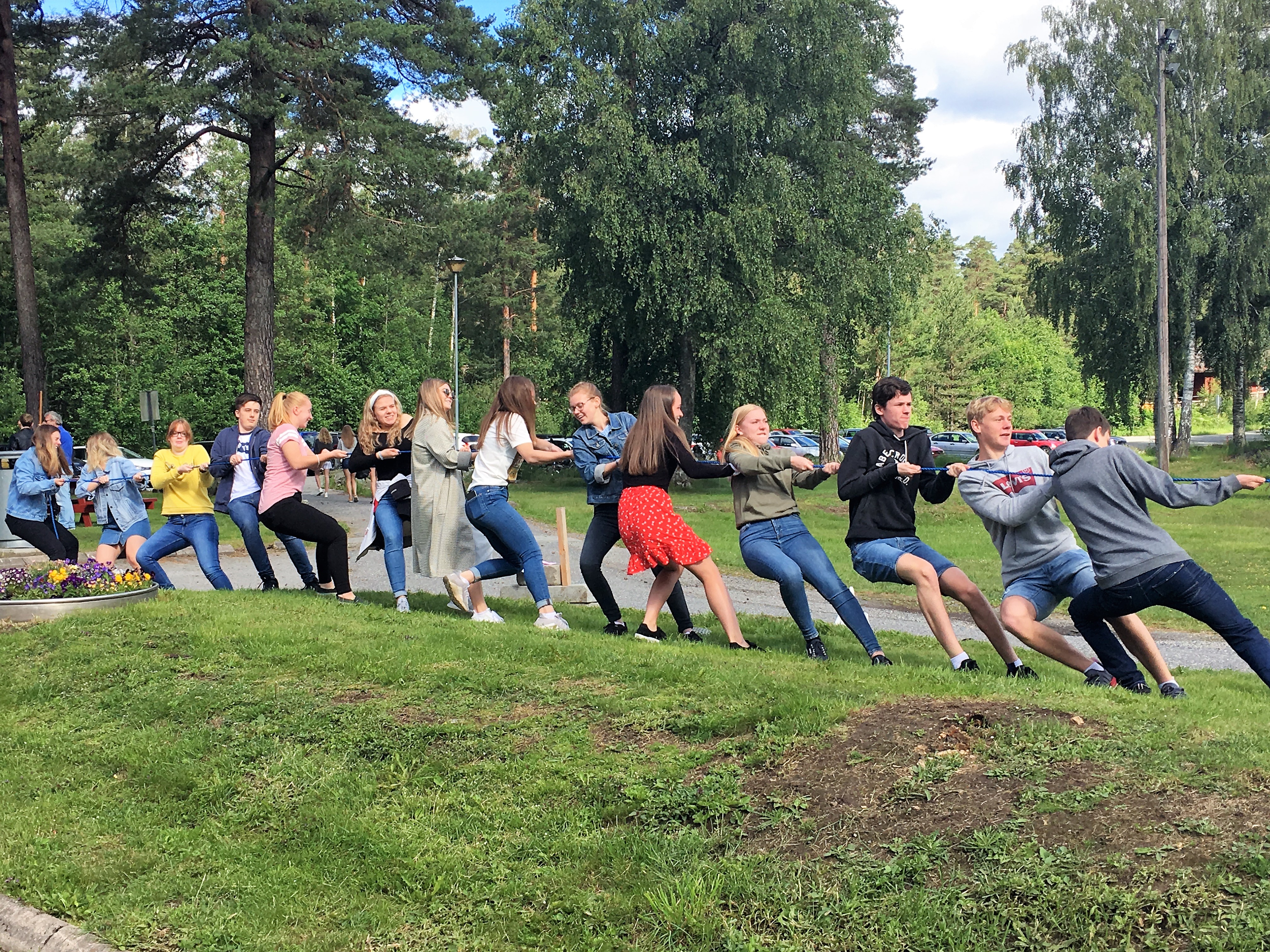 Elever i tautrekkingskonkurranse