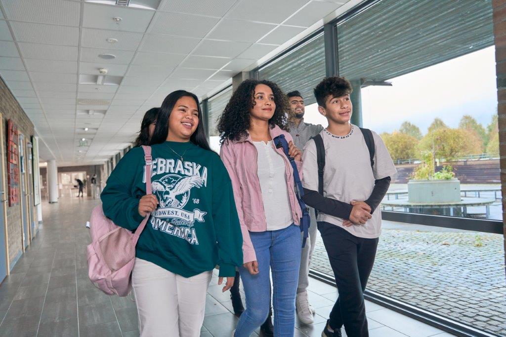 Elever går på skolen