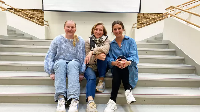SAMARBEIDER: F.v. elev Nora Falkevik, norsklærer Lene Kleven og USN-forsker Tonje Stenseth.